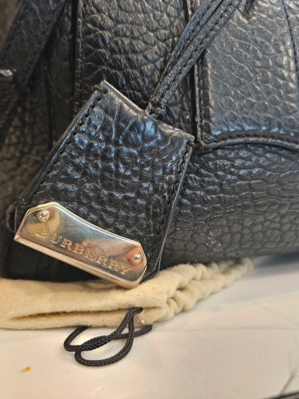 AUTHENTICATED Burberry Heritage Grain Leather Gladstone in Black - Picture 12 of 16